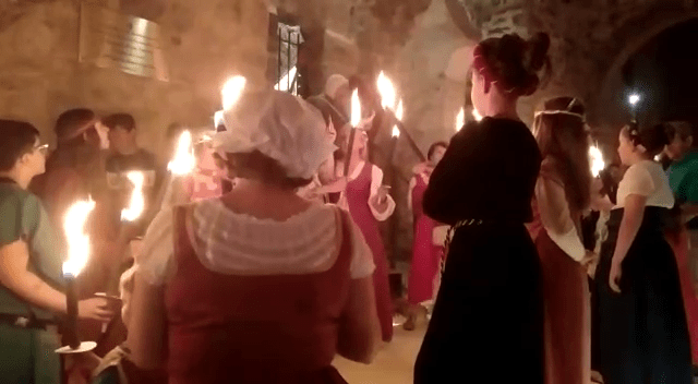 Vídeo. Cierre de puertas y desfile de antorchas. La Alvarada