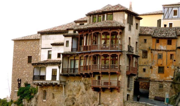 Las Casas Colgadas se iluminan de amarillo este lunes para concienciar sobre el TEL