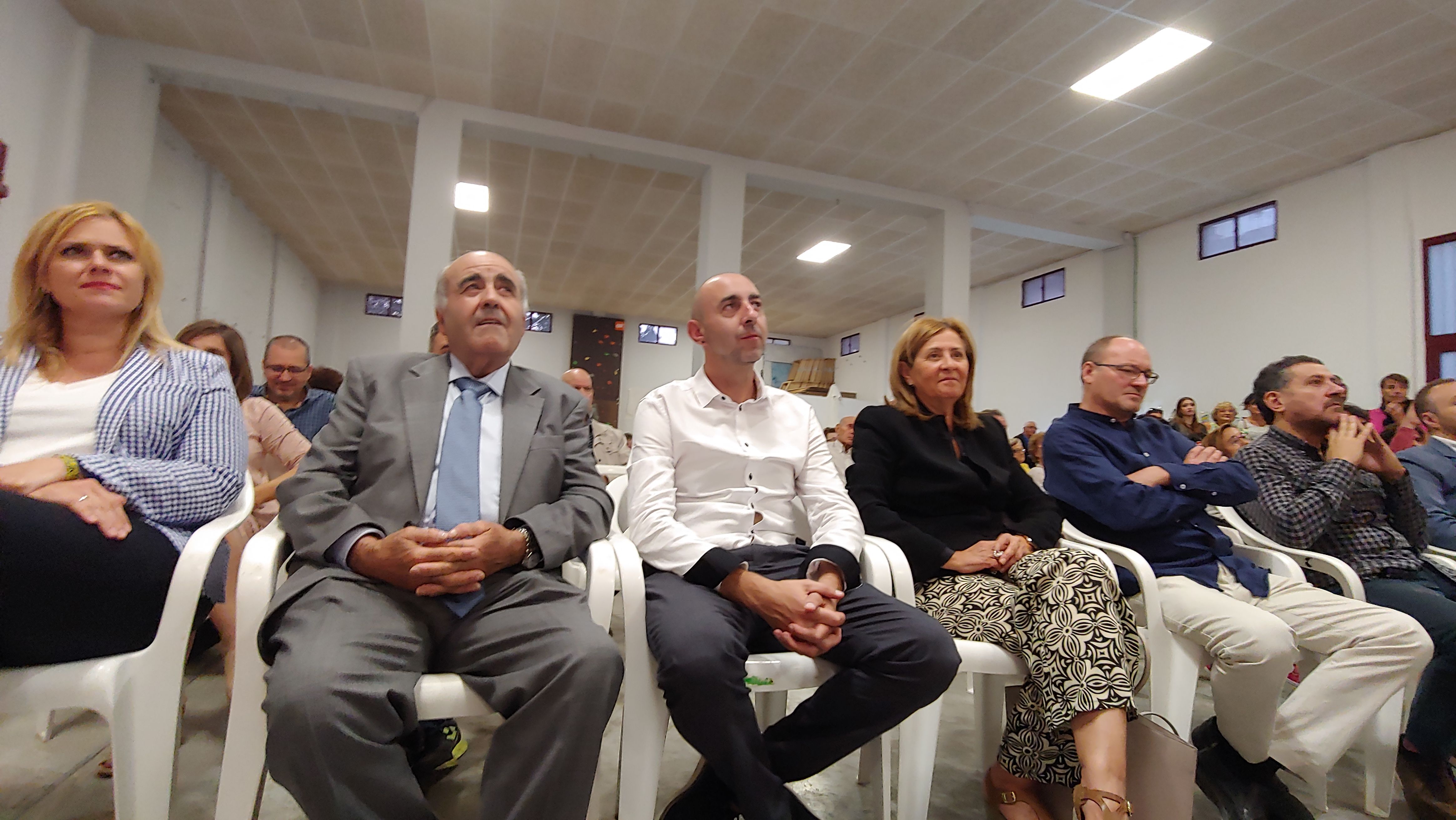 Vicente Reyes (Fiestas del Cristo de la Luz en Chillarón). No me da vergüenza decirlo. Fui a la Diputación y me dio el presidente 120.000 euros. Y se lo agradezco. El alcalde que no pide, ni es alcalde ni es ná