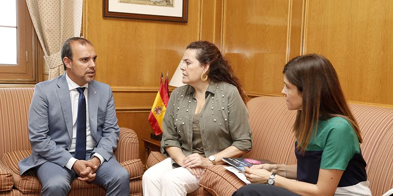 Bellido se compromete a dar “aún más protagonismo” a las organizaciones que defienden los derechos de la infancia