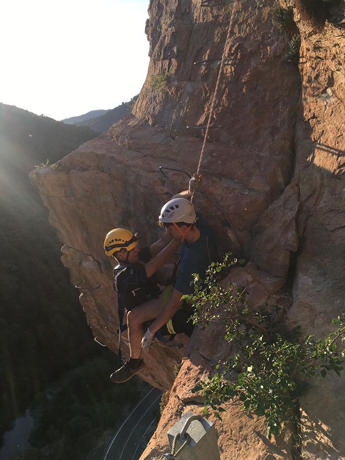 Bomberos de Motilla realizan un rápel de urgencia para rescatar a un joven de la Vía Ferrata de Priego