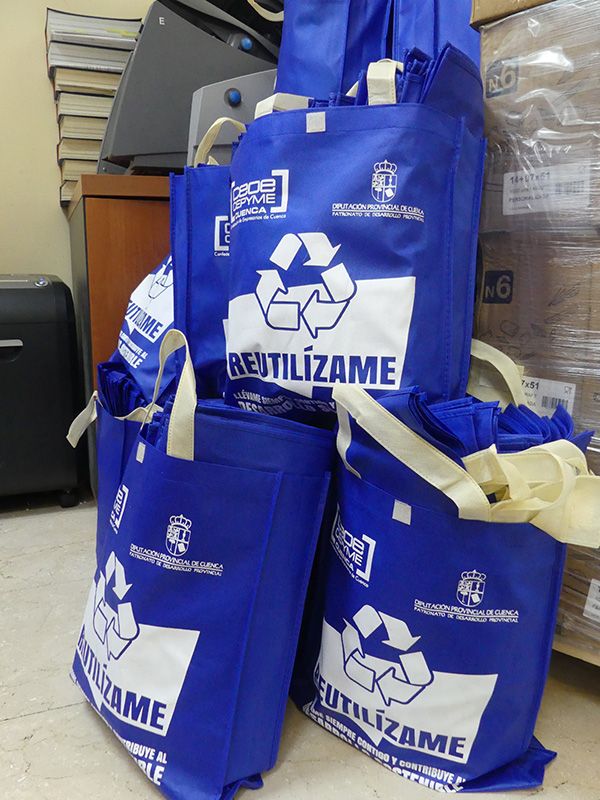 CEOE-Cepyme Cuenva vuelve a repartir bolsas de tela entre los comercios que lo deseen