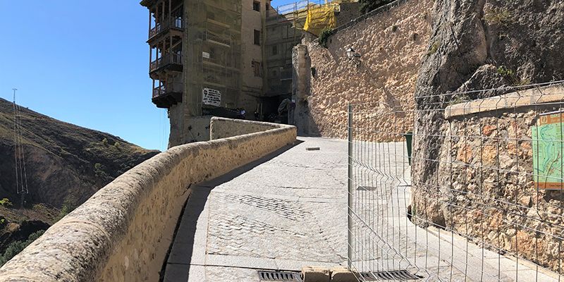 Cerrado el acceso rodado a las Casas Colgadas por la calle Canónigos para efectuar trabajos de reconocimiento en la vía