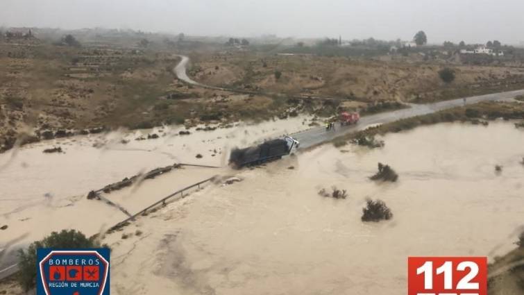 El canal del trasvase Tajo-Segura se desborda a la altura de Campotéjar Alto, en Molina de Segura