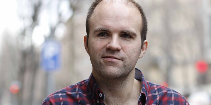 El escritor Sergio Vera reconstruye los cuentos infantiles con su primera novela negra dirigida a los adolescentes