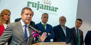 El presidente autonómico valora que la región lleve 27 meses consecutivos por debajo de los 100.000 pacientes en lista de espera sanitaria