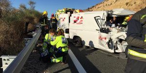 Espectacular rescate de los bomberos de Cuenca tra sun accidente de tráfico en Tébar