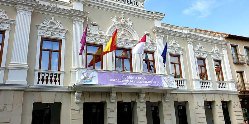 La campaña contra las agresiones machistas puesta marcha durante las Ferias de Guadalajara alcanza directamente a más de 8.500 personas