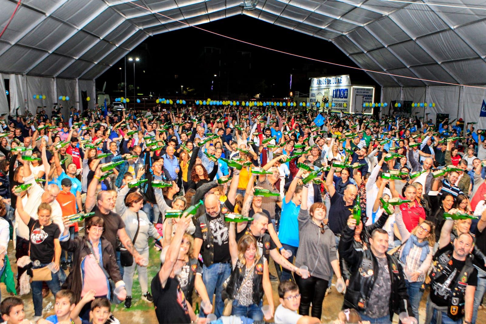 La Casa de Asturias en Azuqueca lo ha vuelto a conseguir. Nuevo Récord Mundial de Escanciado de sidra simultáneo fuera de Asturias