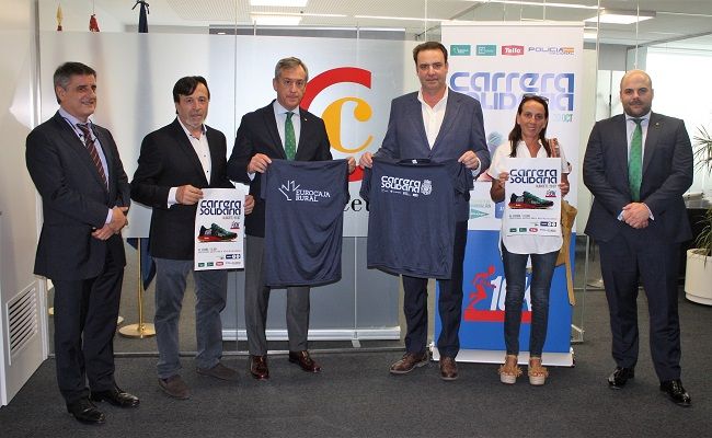La Cámara de Comercio de Albacete recibe la camiseta de la Carrera Solidaria y traslada su apoyo a la prueba