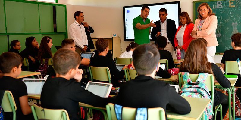 La Junta destinará a lo largo del curso 10 millones de euros para continuar con la modernización informática de los centros educativos