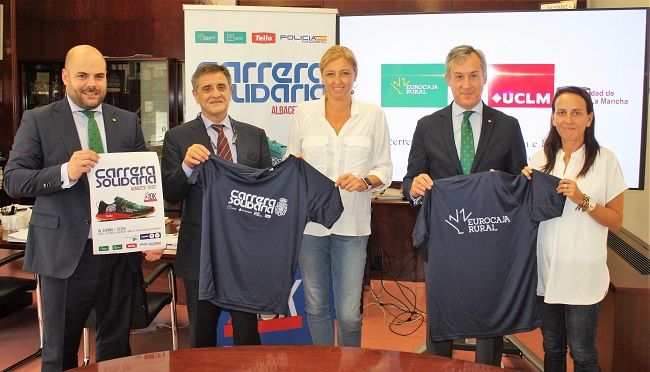 La UCLM viste la nueva camiseta de la Carrera Solidaria