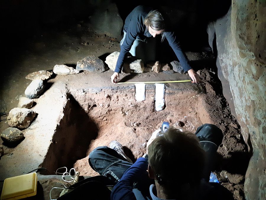 Los investigadores de la cueva de "Los Casares" esperan que la cifra de grabados se multiplique por cinco 1 Los investigadores de la cueva de Los Casares esperan que la cifra de grabados se multiplique por cinco