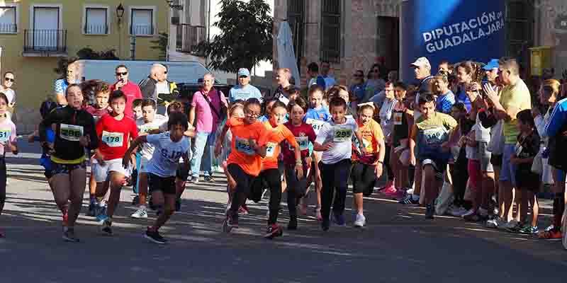 Pareja se llena de deporte en la VI Edición de su Carrera popular