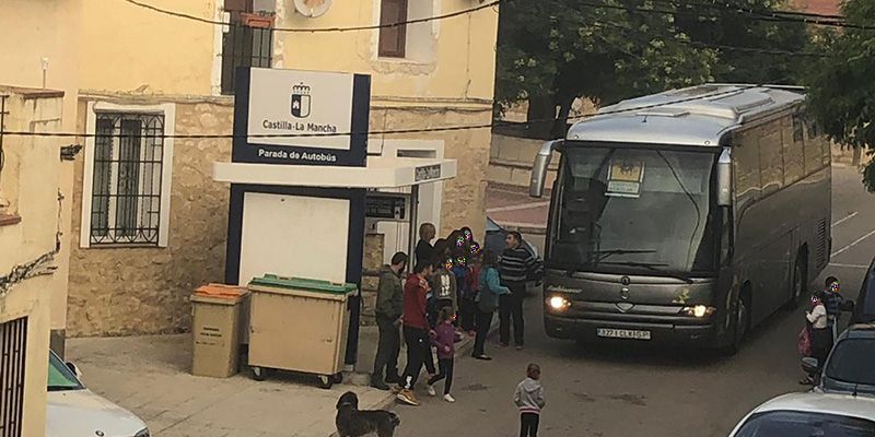 Once niños de Arguisuelas tienen que ir al colegio en coches particulares al no llevar el autobús escolar monitor que les cuidara