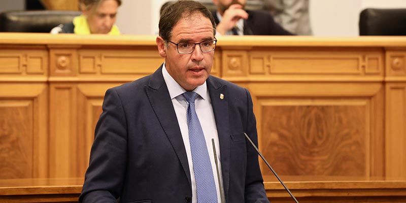 Prieto tacha de incomprensible que no se emplee el dinero público en acondicionar colegios o en acompañantes para las rutas escolares y sí en asesores para la Junta