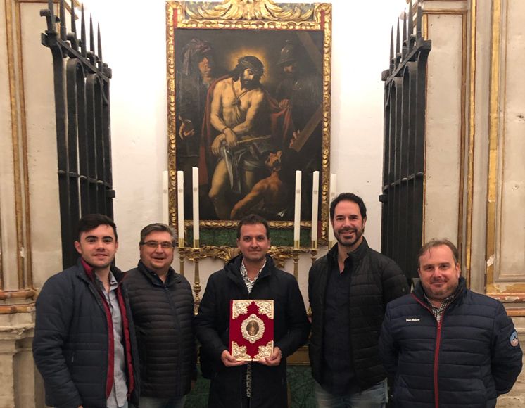 Antonio Díaz Arnido realiza una miniatura para la portada del Libro de Constituciones de Ntro. Padre Jesús con la Caña