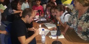 Unas 200 personas acompañan al ‘cuentista’ Sergio Vera en la presentación de su primera obra