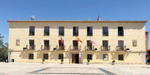 El Ayuntamiento de Tarancón se iluminará de verde este sábado con motivo del Día Mundial del Ostomizado