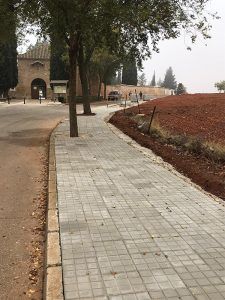 El paseo del Cementerio de San Clemente cuenta con un acerado nuevo y transitable