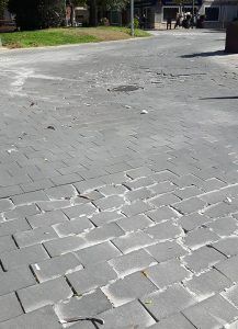 El PP de Azuqueca denuncia el mal estado de la calzada de la plaza General Vives y exige soluciones al Gobierno municipal