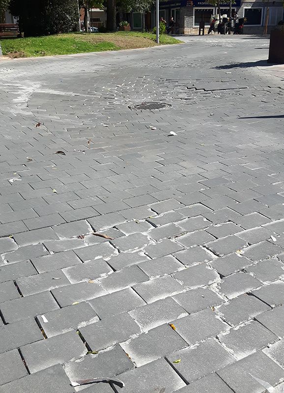 El PP de Azuqueca denuncia el mal estado de la calzada de la plaza General Vives y exige soluciones al Gobierno municipal