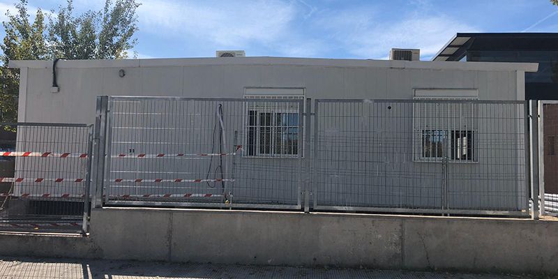 El PP de Torrejón del Rey pide un nuevo IESO y la alcaldesa defiende los barracones que el Gobierno regional está instalando