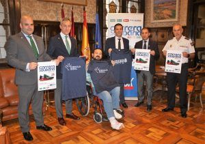 El presidente de la Diputación de Albacete ya tiene su camiseta de la Carrera Solidaria