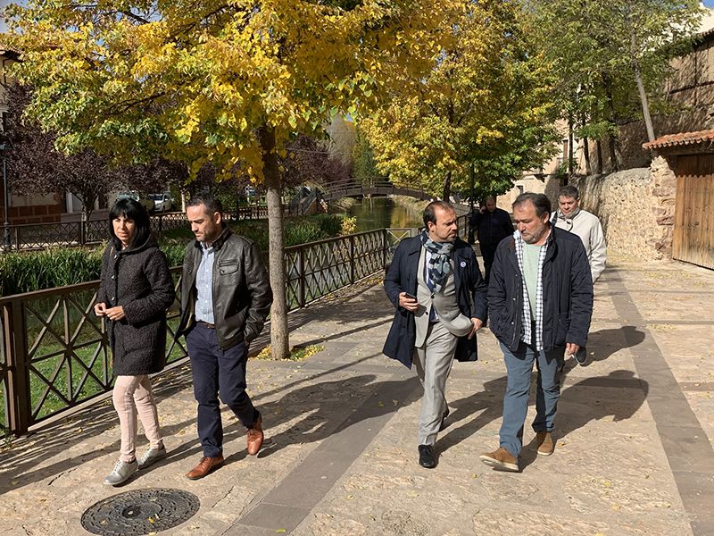 El presidente de las Cortes profundiza en la realidad molinesa para “acercarla” a la labor legislativa