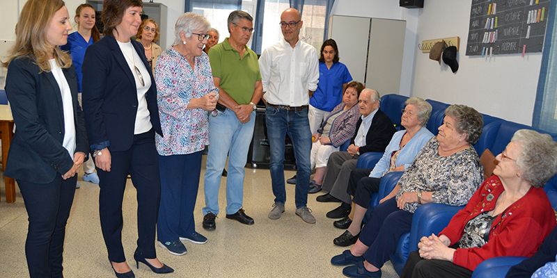 El Servicio de Estancias Diurnas del Centro de Día Las Acacias dona el dinero de su mercadillo solidario a Cruz Roja