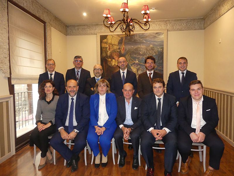 Empresarios y administraciones arropan a Marta Peñuelas el día que recibe el Premio CECAM 3 Empresarios y administraciones arropan a Marta Peñuelas el día que recibe el Premio CECAM