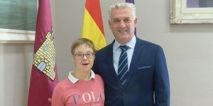 José Luis Vega felicita y desea nuevos triunfos deportivos a Marta Martínez, antes de su participación en los INAS Global Games