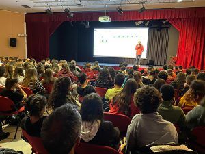 La biblioteca de Alovera difunde la vida y obra de Cela a los alumnos del IES Carmen Burgos de Seguí