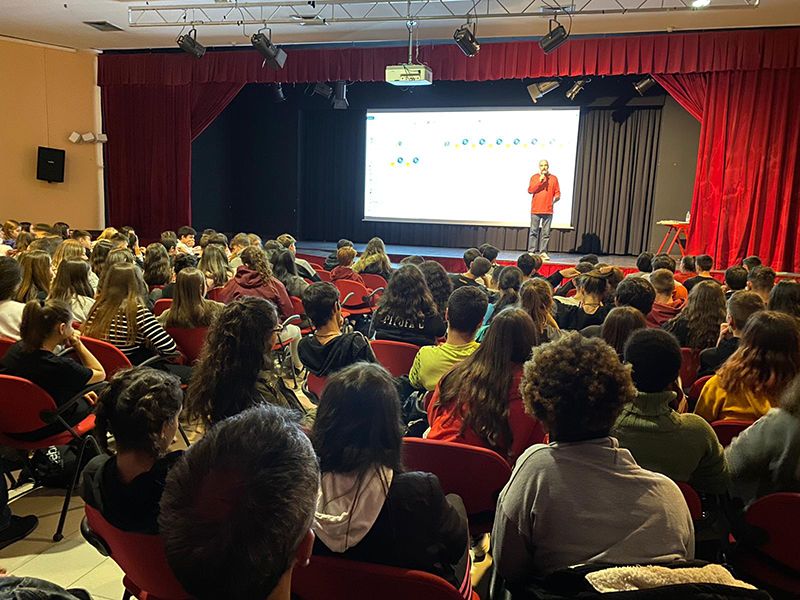 La biblioteca de Alovera difunde la vida y obra de Cela a los alumnos del IES Carmen Burgos de Seguí