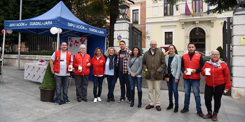 La Diputación Guadalajara muestra su apoyo a Cruz Roja en el Día de la Banderita