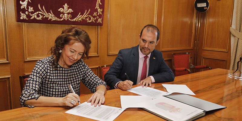 Las Cortes Regionales y la Consejería de Bienestar firman un convenio para avanzar en accesibilidad