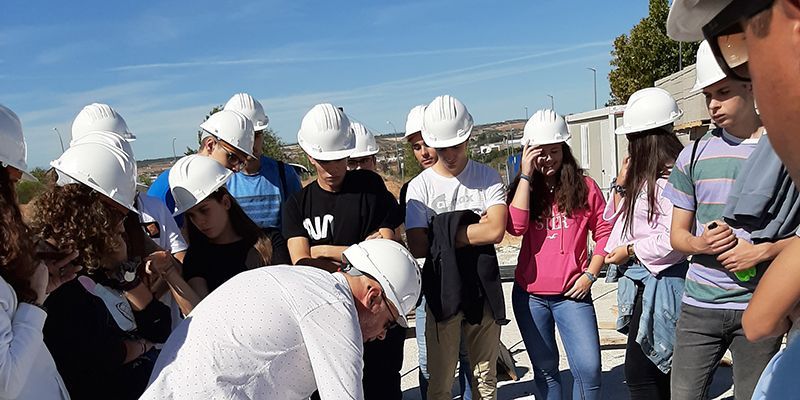 Los alumnos del Colegio Salesiano de Guadalajara celebran el día Internacional de la Arquitectura