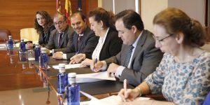 Los tres grupos de las Cortes regionales firman el Pacto por la Infancia de Unicef, “uno de los más potentes de España”