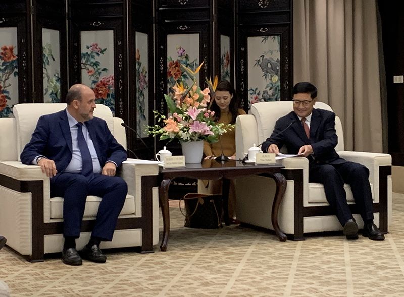 Martínez Guijarro solicita la colaboración de las autoridades de Sichuan para avanzar en un protocolo que permita comercializar azafrán de La Mancha en China
