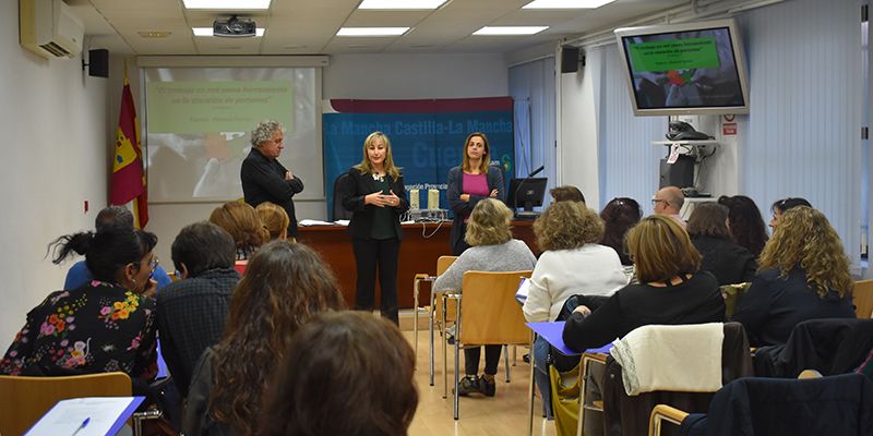 Más de 40 empleados públicos participan en Cuenca en el curso ´El trabajo en red como herramienta en la atención de personas´ organizado por la Junta