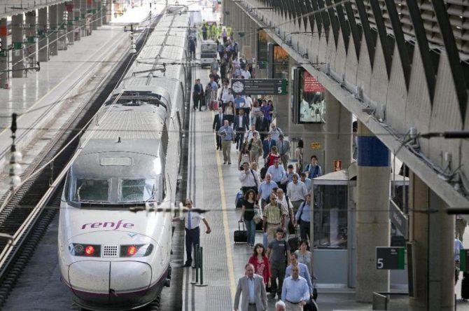 Renfe y Correos firman un acuerdo para facilitar la compra de billetes de tren en oficinas postales