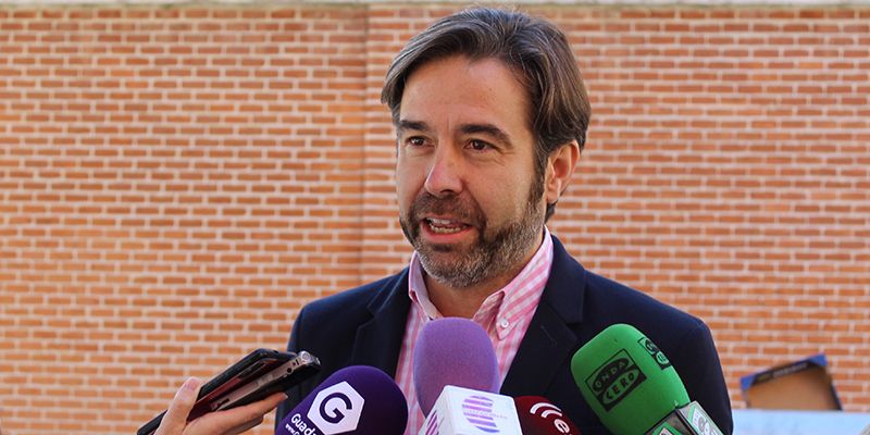 Robisco le recuerda a Page sus promesas de mejora del Centro Especial Virgen del Amparo en su visita a Guadalajara