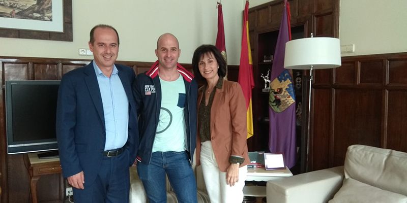 Rojo recibe al bombero, Jorge Serrano, cuyo palmarés deportivo atesora decenas de premios