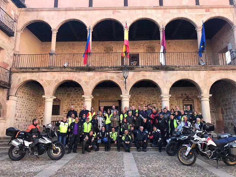 Una caravana de sesenta motos hace escala en Sigüenza siguiendo la Ruta del Cid