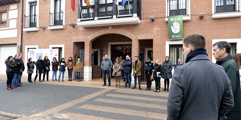 Alovera se une con un minuto de silencio en diversos puntos del municipio en el rechazo a la violencia de género