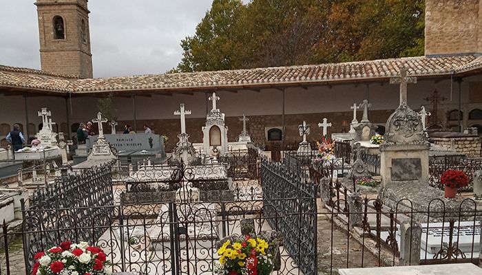 Brihuega celebra la festividad de Todos los Santos con una parroquia llena de fieles