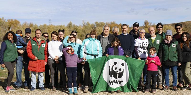 Castillejos vuelve a reforestarse con la plantación de 100 olmos resistentes a la grafiosis