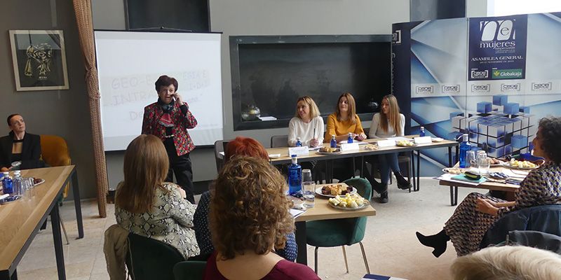 Cerca de 70 mujeres asisten en Cuenca a la charla de Pilar Gómez Acebo sobre habilidades directivas