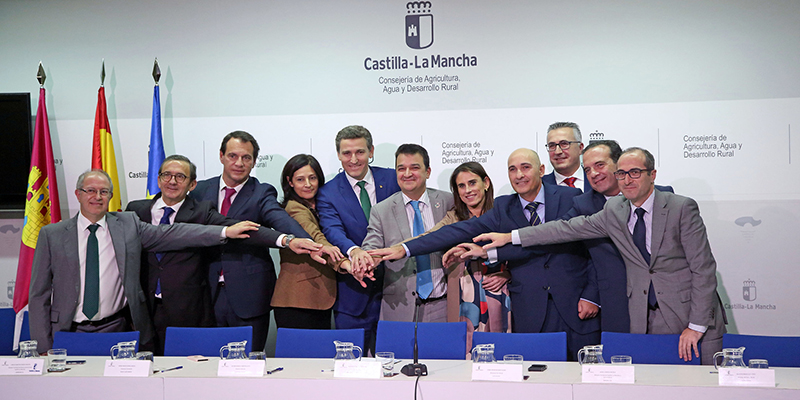 El Gobierno regional y las entidades financieras firman un protocolo para que los agricultores y ganaderos profesionales tengan siempre un “colchón de seguridad”