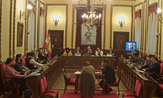 El PP critica que el alcalde Alberto Rojo se marche del Pleno sin dar explicaciones sobre los casos de nepotismo